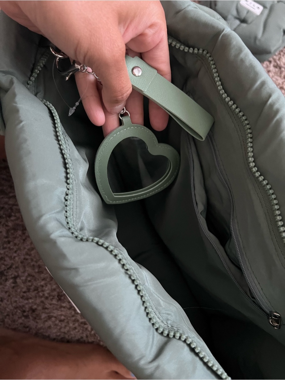 Wilo the label padded Tote Travel Bag Sage Green with mini bag and heart mirror - Picture 5 of 5